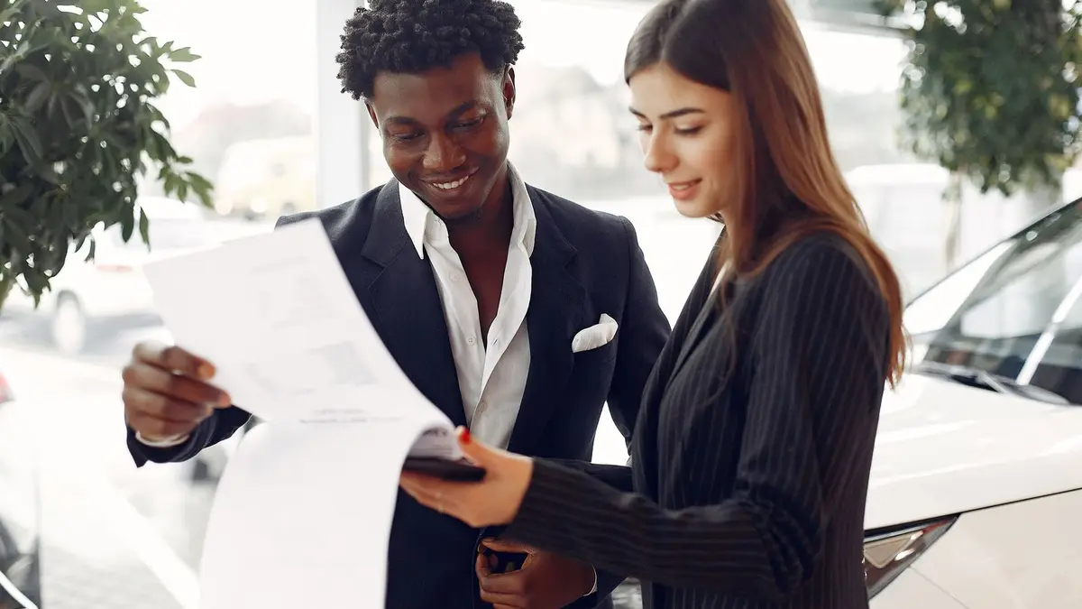Calculatrice et clés de voiture sur un contrat de leasing, ambiance conseil et comparatif